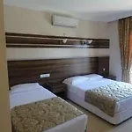 Club Chicago Hotel 3*