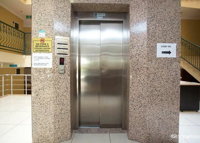 Hotel Club Chicago 3*